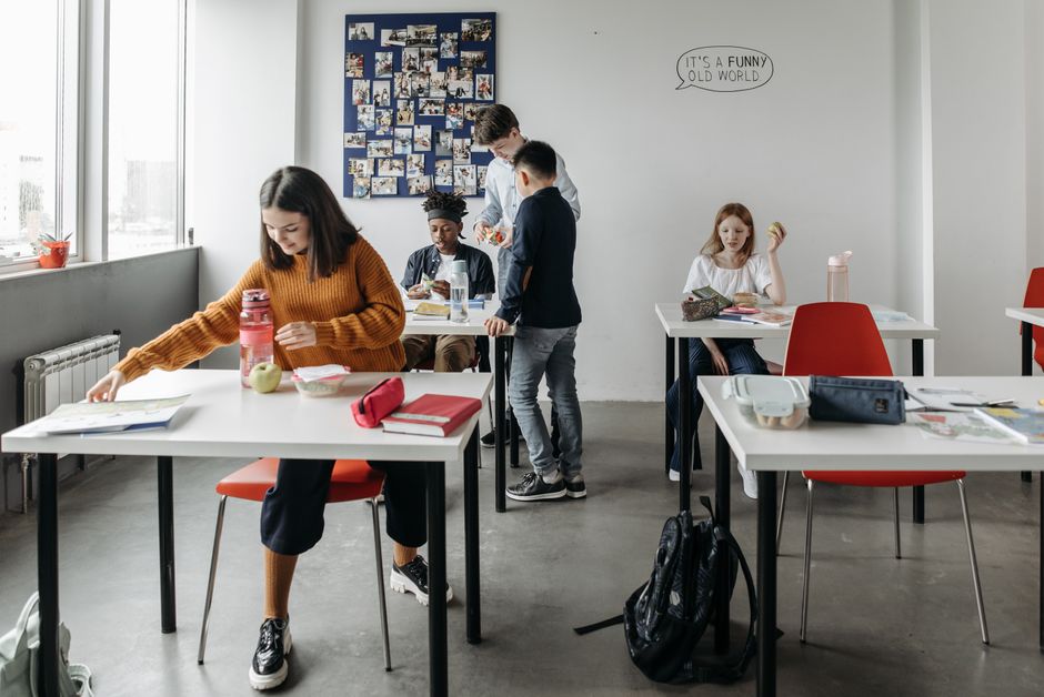 Lehrkraft erklärt Englisch im Unterricht mit Arbeitsblättern